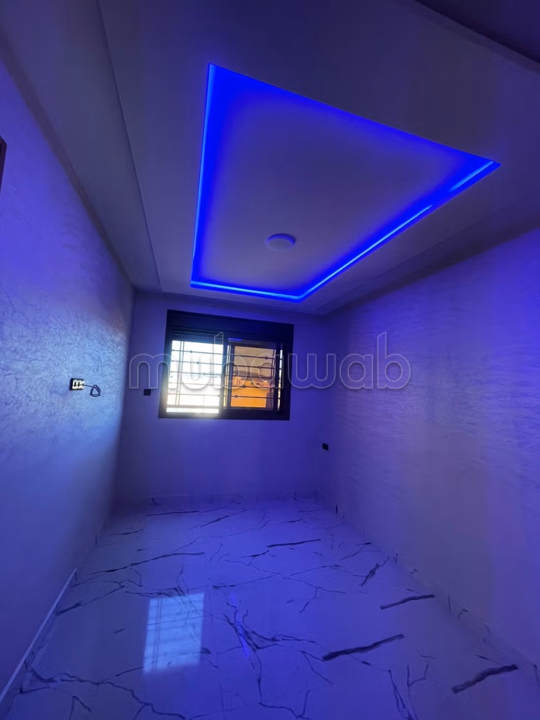 Appartement incroyable à vendre à Saidia. 2 chambres merveilleuses. Un emplacement magnifique surplombant la mer, porte sécurisée.