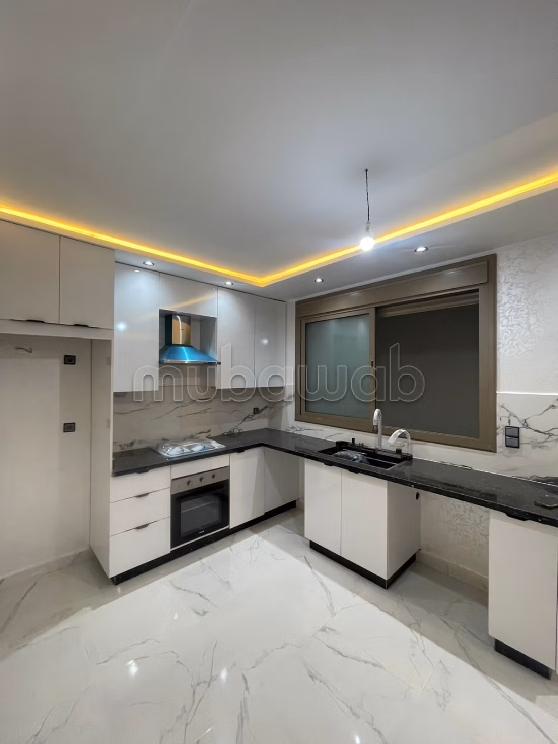 Appartement incroyable à vendre à Saidia. 2 chambres merveilleuses. Un emplacement magnifique surplombant la mer, porte sécurisée.