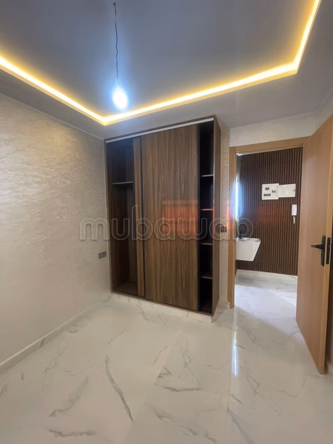 Appartement incroyable à vendre à Saidia. 2 chambres merveilleuses. Un emplacement magnifique surplombant la mer, porte sécurisée.