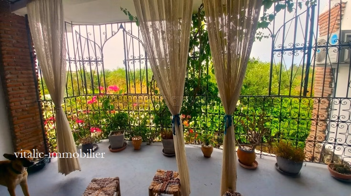 Charming recent villa with pool