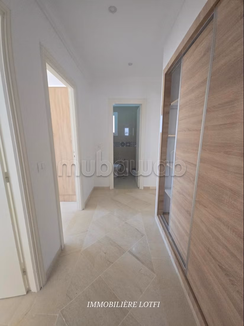 Appartement en location à Sidi Frej. 2 chambres agréables. Porte blindée et résidence sécurisée