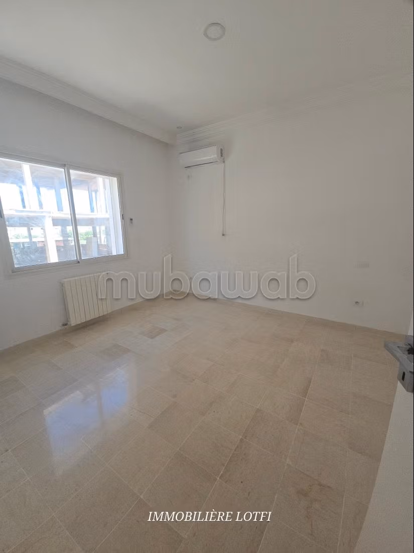 Appartement en location à Sidi Frej. 2 chambres agréables. Porte blindée et résidence sécurisée