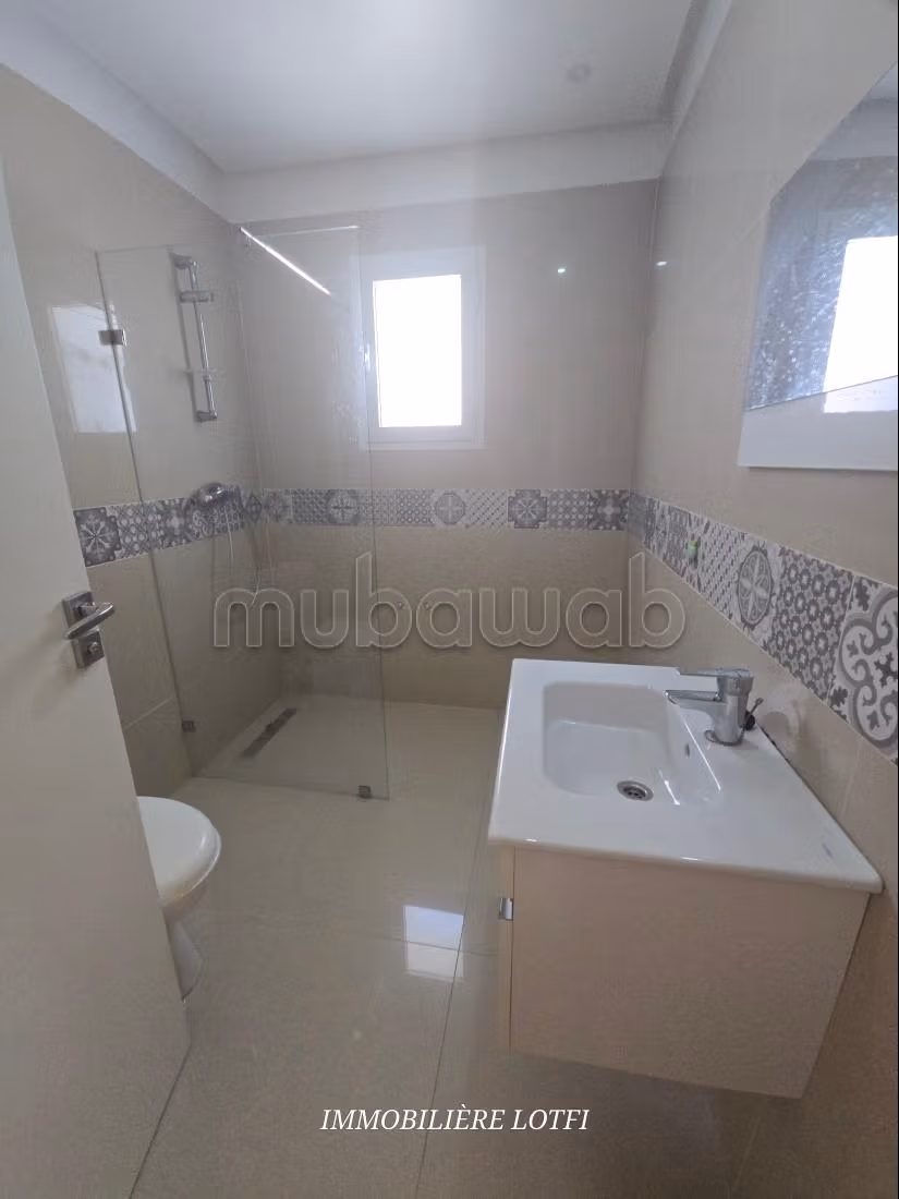 Appartement en location à Sidi Frej. 2 chambres agréables. Porte blindée et résidence sécurisée