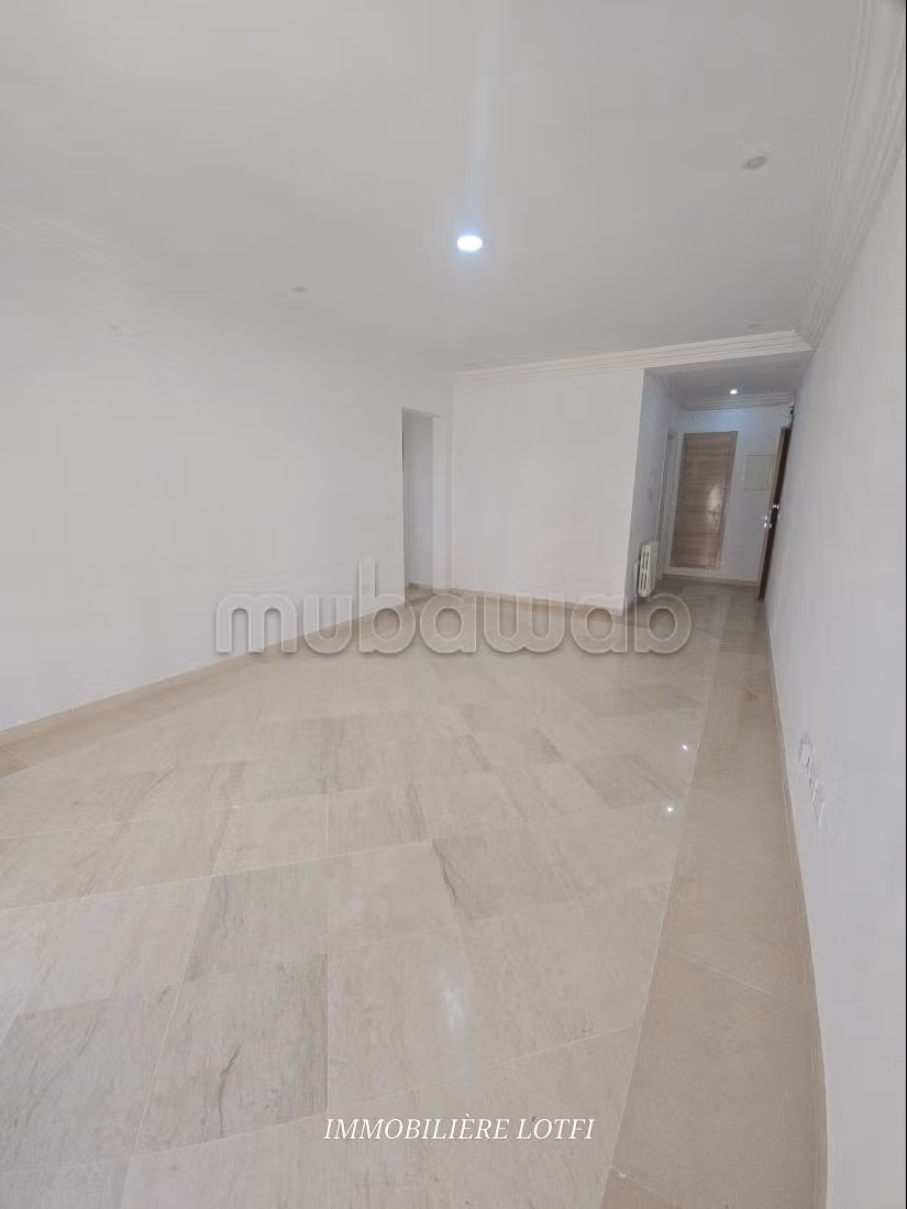 Appartement en location à Sidi Frej. 2 chambres agréables. Porte blindée et résidence sécurisée