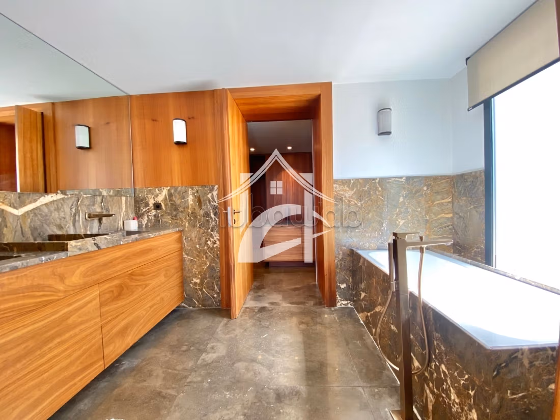 Villa di prestigio arredata con ascensore e piscina