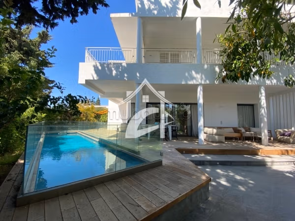 Villa di prestigio arredata con ascensore e piscina