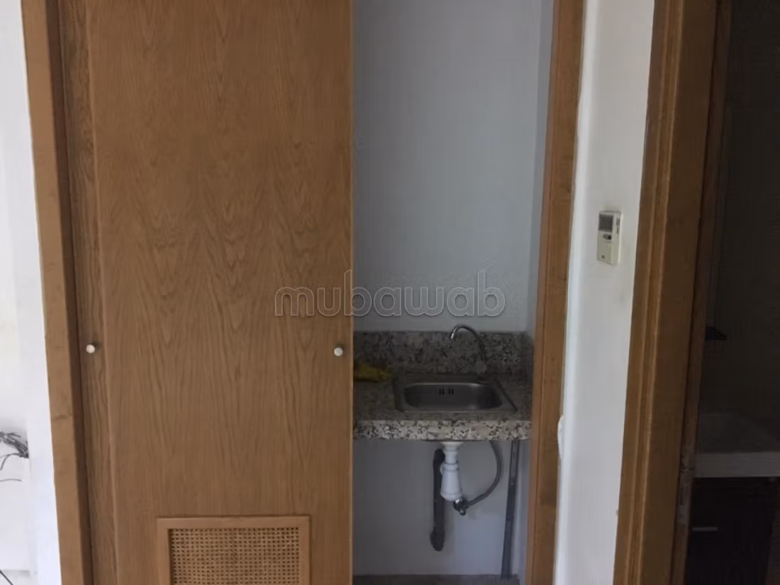 Office rental on the El Jadida road. Area 96 m². Elevator