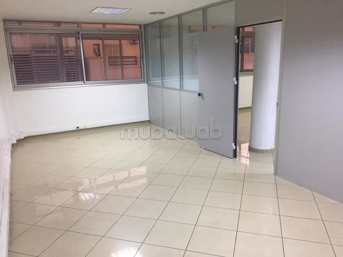 Office rental on the El Jadida road. Area 96 m². Elevator