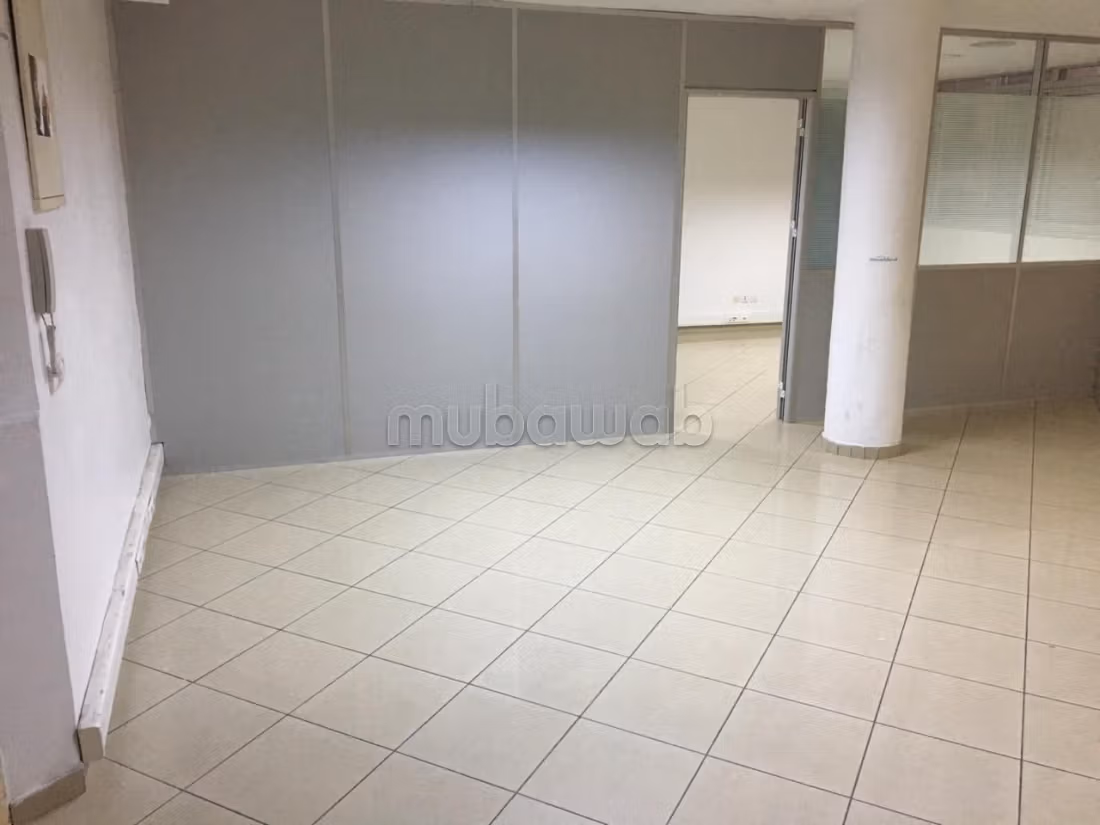Office rental on the El Jadida road. Area 96 m². Elevator