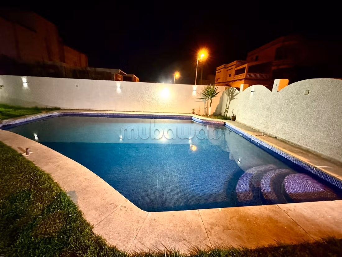Magnifica villa in vendita. 5 camere confortevoli. Arredamento
