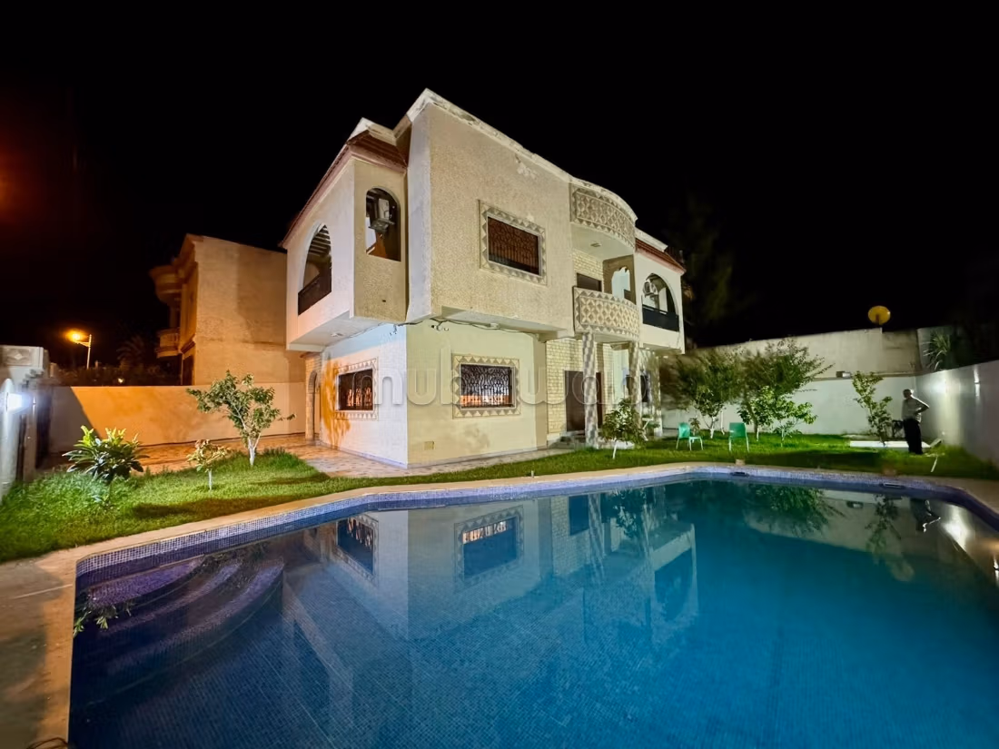 Magnifica villa in vendita. 5 camere confortevoli. Arredamento