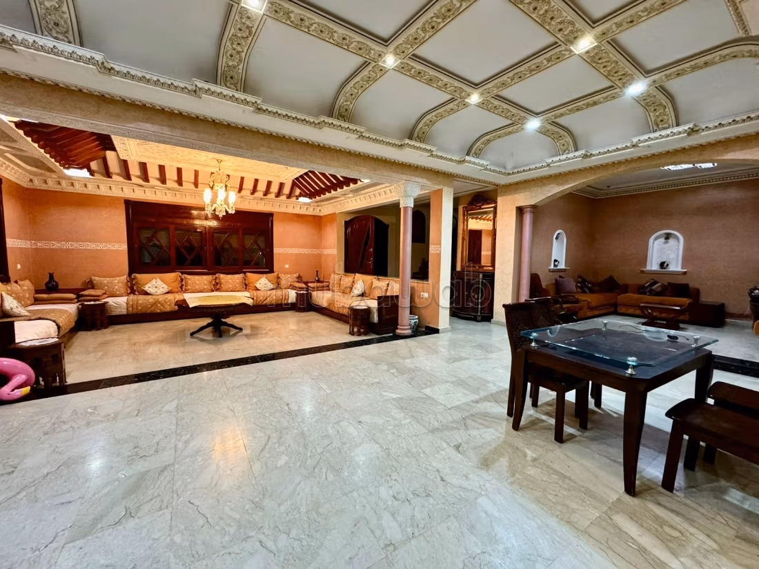 Magnifica villa in vendita. 5 camere confortevoli. Arredamento