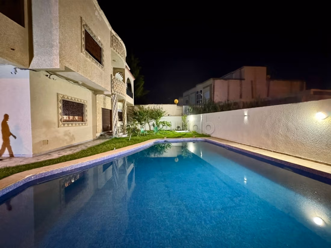 Magnifica villa in vendita. 5 camere confortevoli. Arredamento