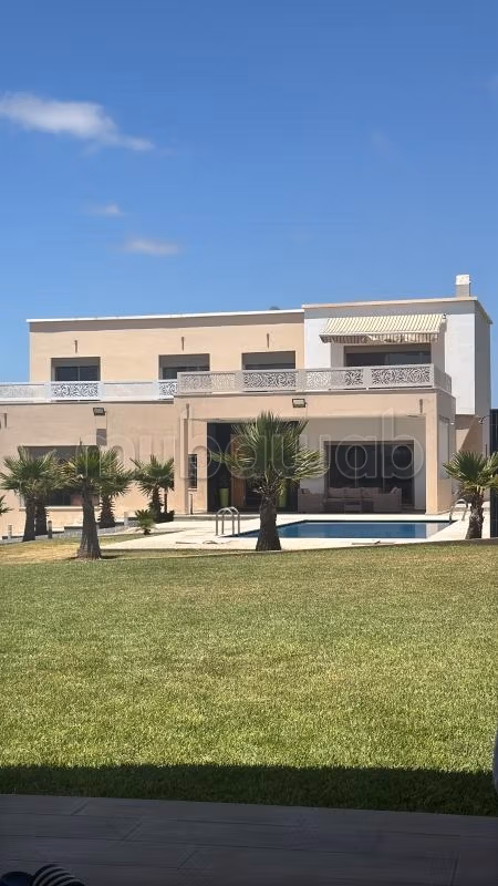 Somptueuse villa à louer à Lorangeraie Souissi. 
Sans vis a vis