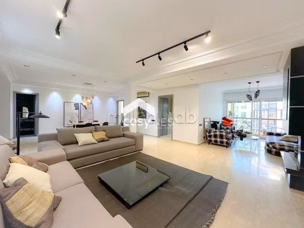 Location d'un appartement à Racine. 
Surface totale 140 m². 
Air conditionné et cheminée