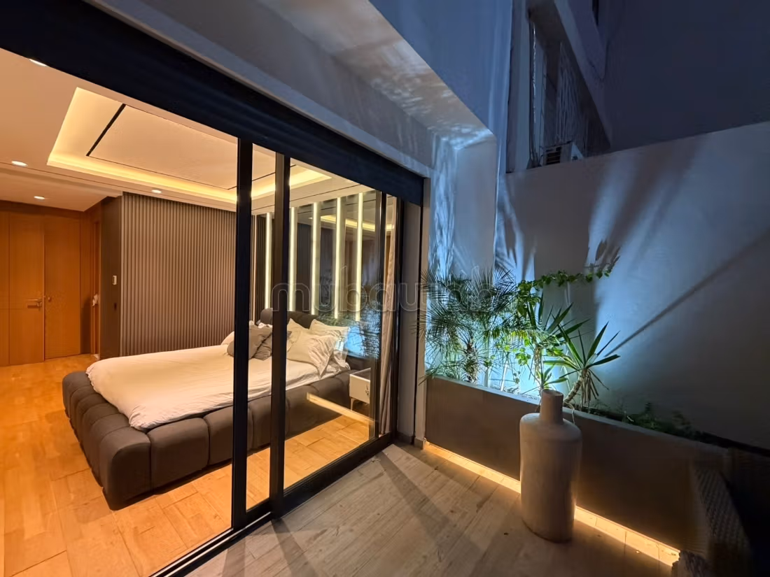 Location d'un appartement à Racine.
Surface de 200 m².
Meublé