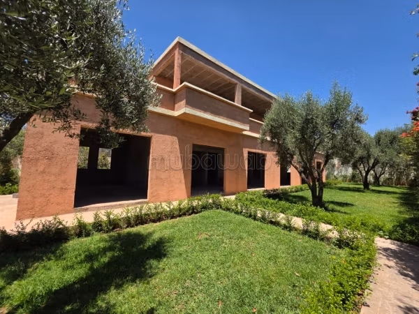 Villa de haut standing à vendre à Route de l'Ourika.
Surface de 1000 m².
Places de parking et terrasse