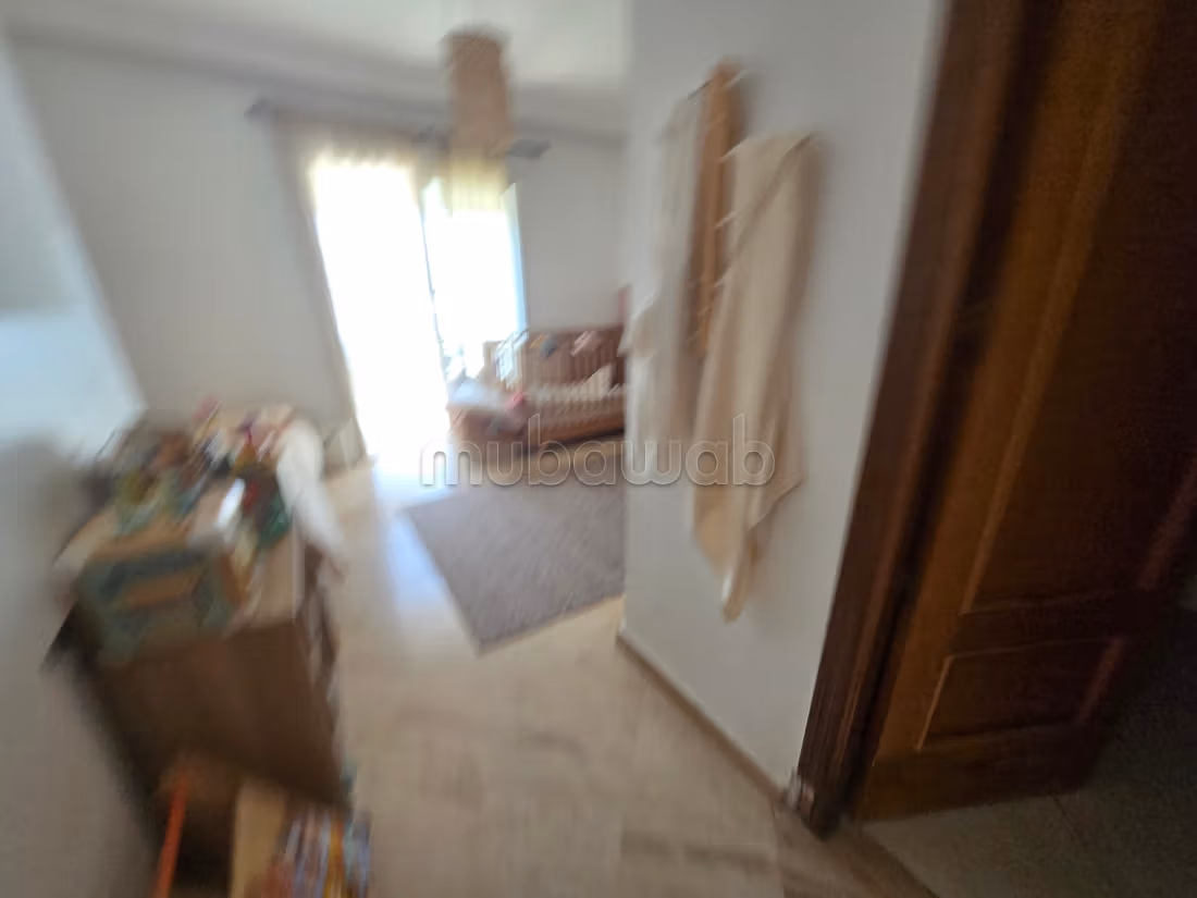 Villa de haut standing à vendre à Ain Diab. 3 chambres agréables. Système de parabole et résidence sécurisée