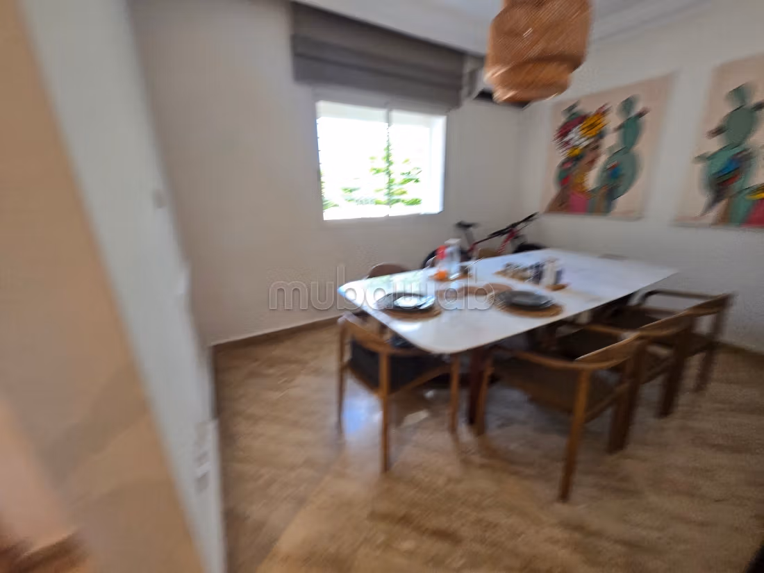 Villa de haut standing à vendre à Ain Diab. 3 chambres agréables. Système de parabole et résidence sécurisée