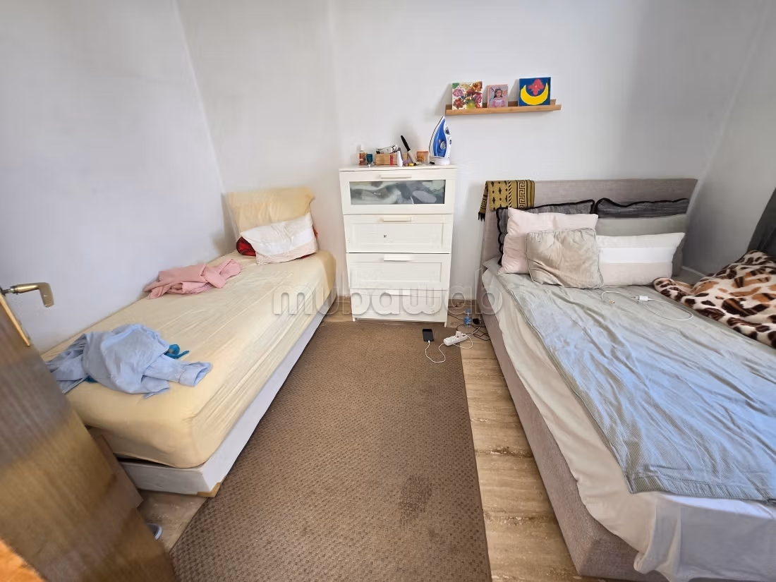 Villa de haut standing à vendre à Ain Diab. 3 chambres agréables. Système de parabole et résidence sécurisée