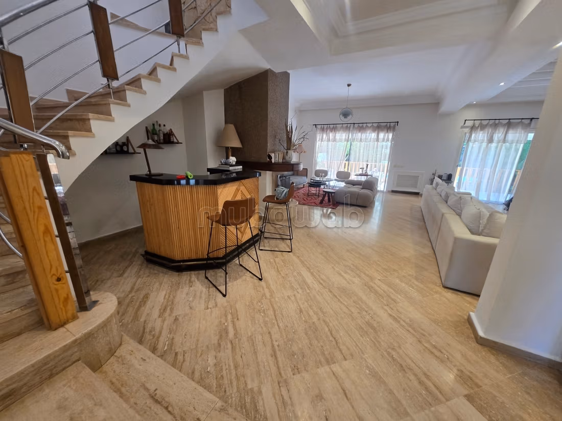Villa de haut standing à vendre à Ain Diab. 3 chambres agréables. Système de parabole et résidence sécurisée