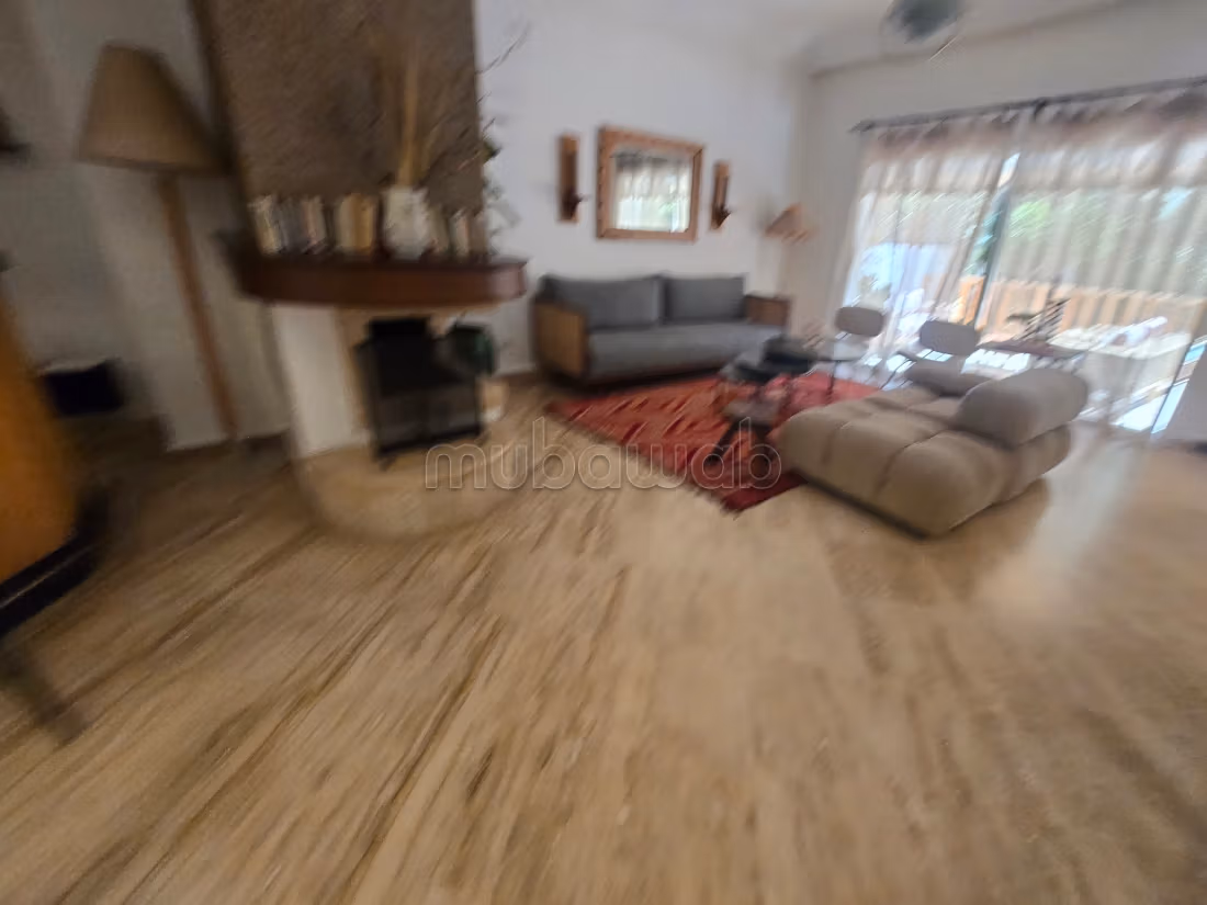 Villa de haut standing à vendre à Ain Diab. 3 chambres agréables. Système de parabole et résidence sécurisée