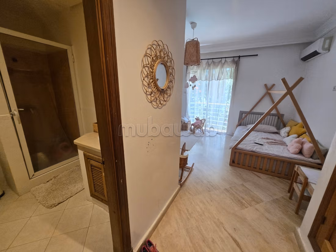 Villa de haut standing à vendre à Ain Diab. 3 chambres agréables. Système de parabole et résidence sécurisée