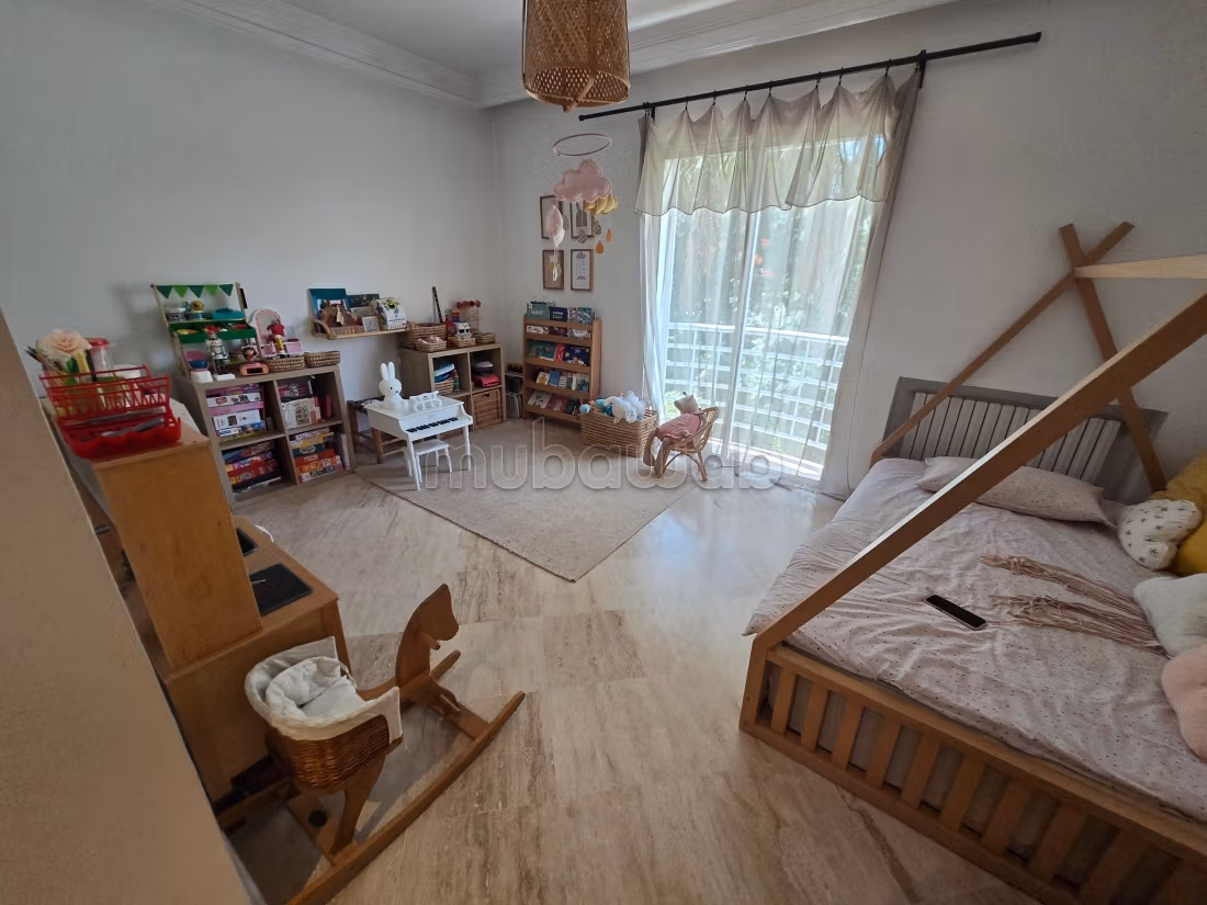 Villa de haut standing à vendre à Ain Diab. 3 chambres agréables. Système de parabole et résidence sécurisée
