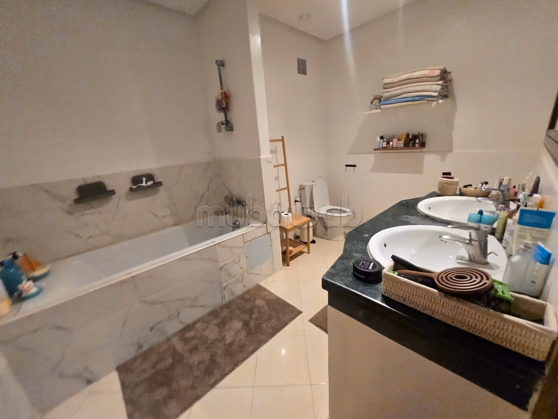 Villa de haut standing à vendre à Ain Diab. 3 chambres agréables. Système de parabole et résidence sécurisée