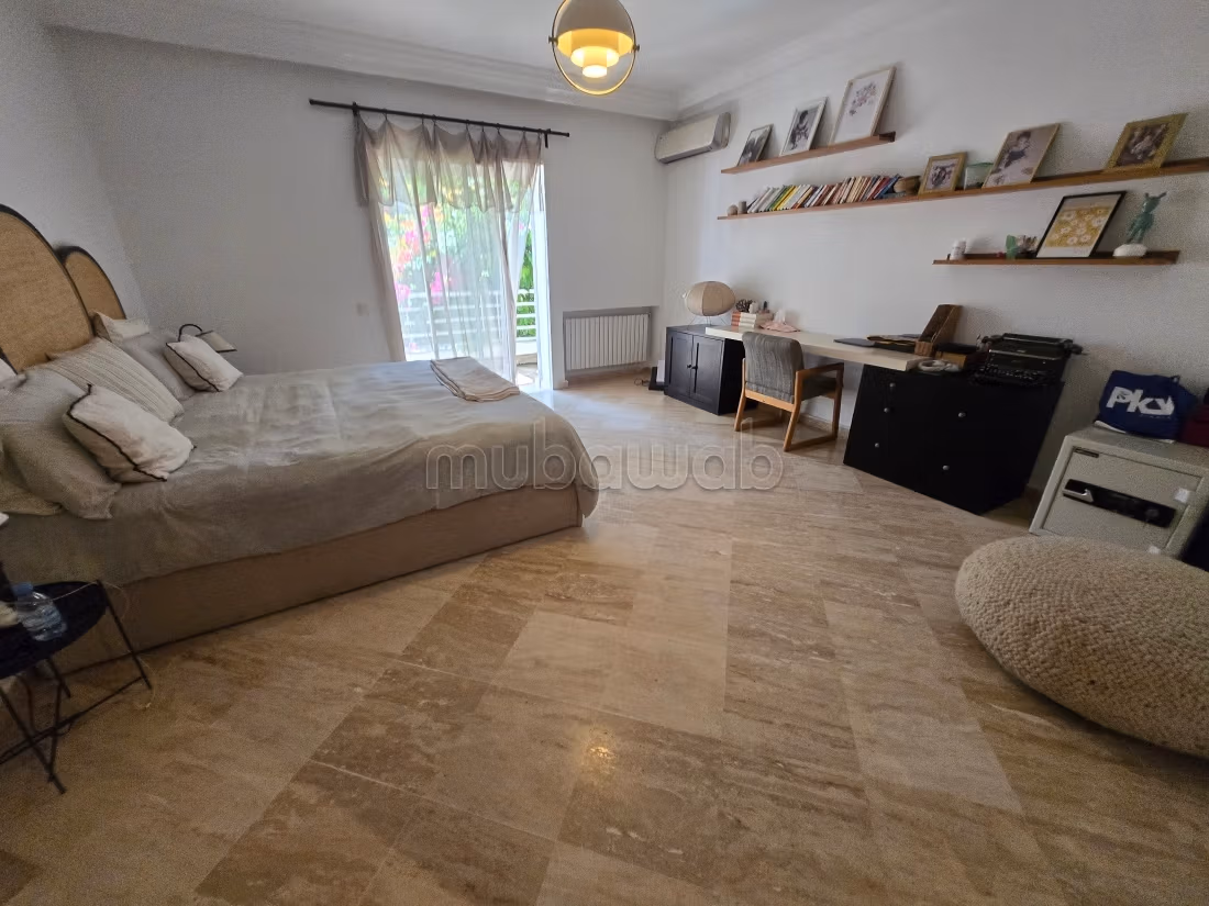 Villa de haut standing à vendre à Ain Diab. 3 chambres agréables. Système de parabole et résidence sécurisée