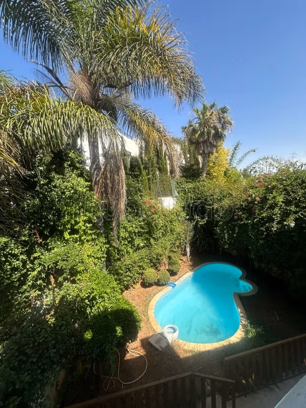 Villa de haut standing à vendre à Ain Diab. 3 chambres agréables. Système de parabole et résidence sécurisée