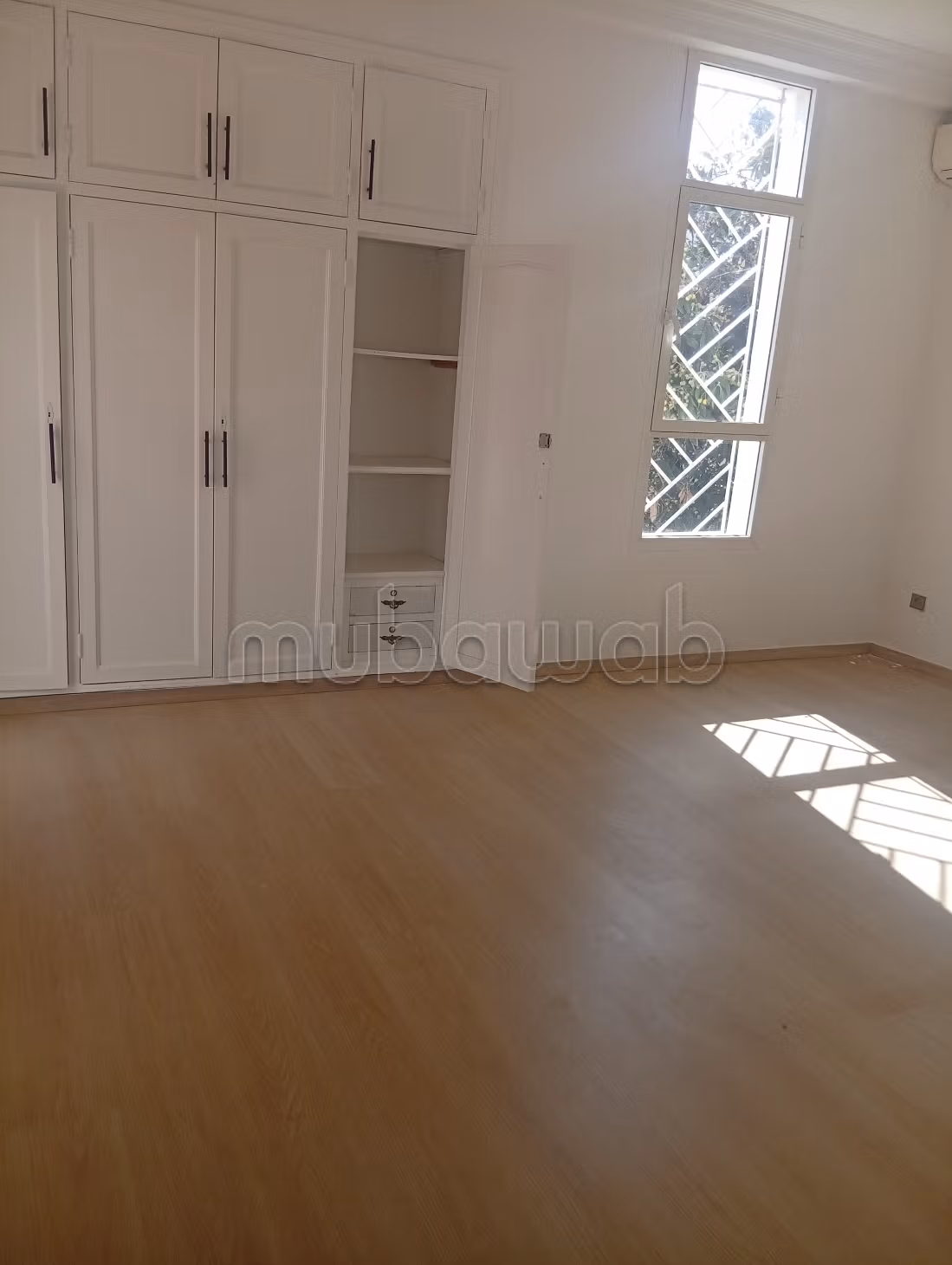 Maison de luxe à louer à Riyad. Superficie 250 m². Cheminée et climatisation