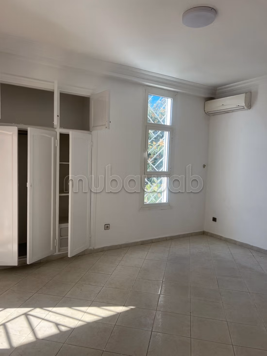 Maison de luxe à louer à Riyad. Superficie 250 m². Cheminée et climatisation