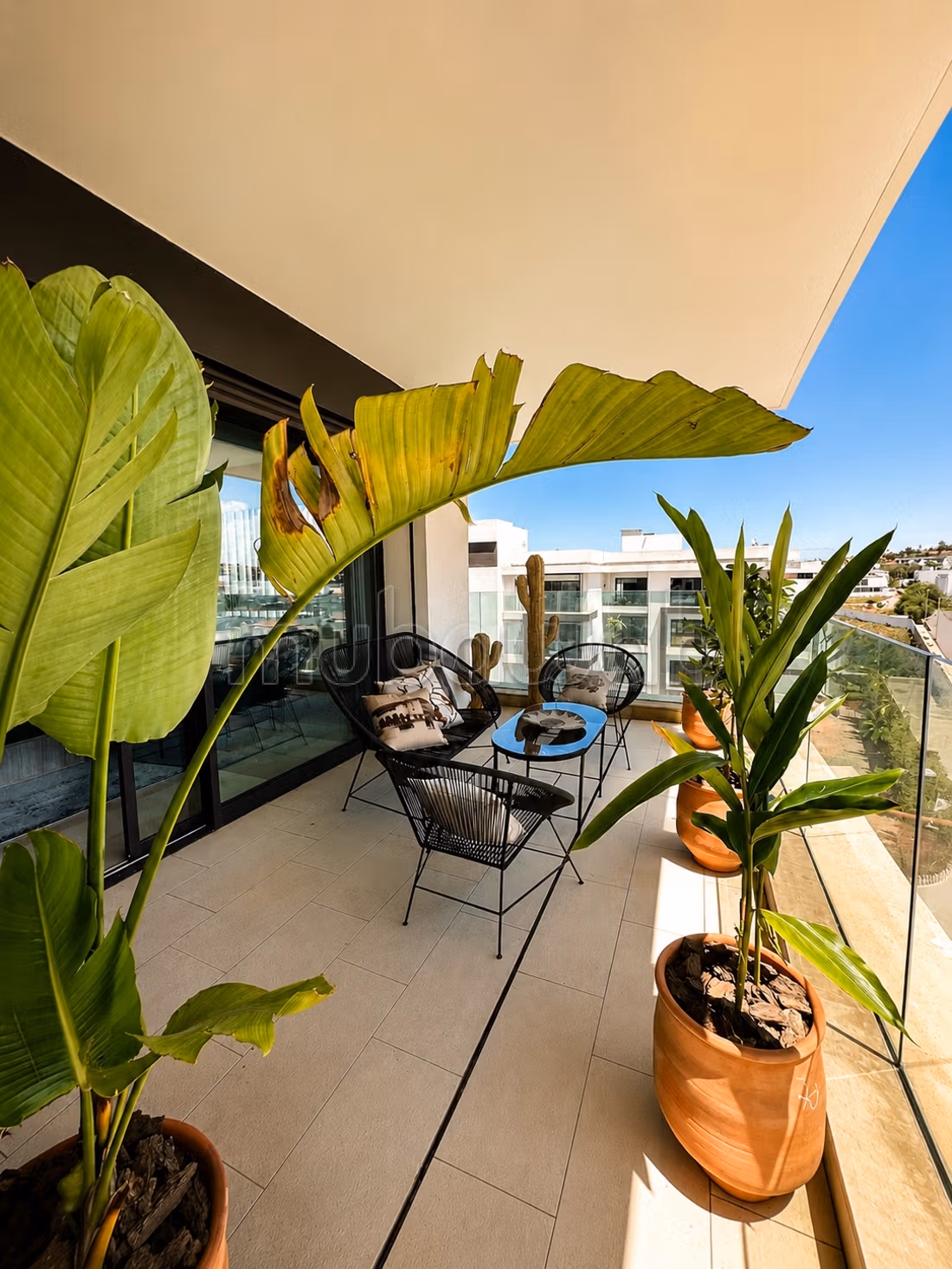 Studio meublé jamais habité avec balcon vue mer