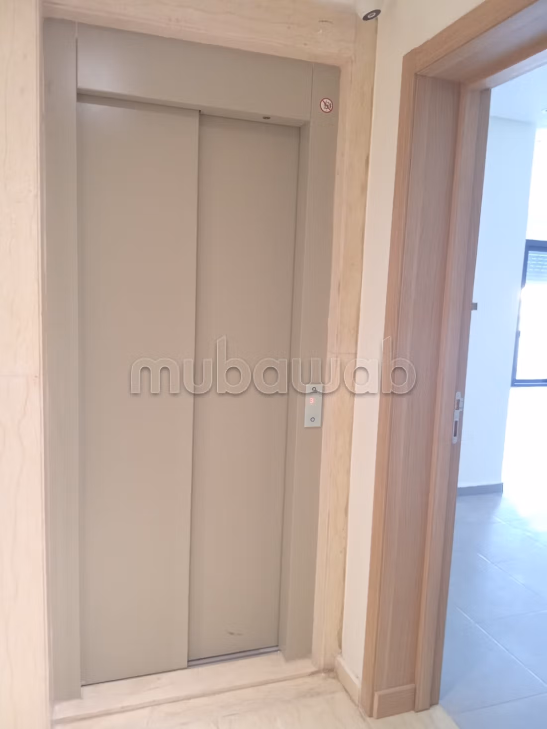 Location de bureaux à Nahda 1. Surface de 64 m². Fenêtres avec double vitrage et porte blindée