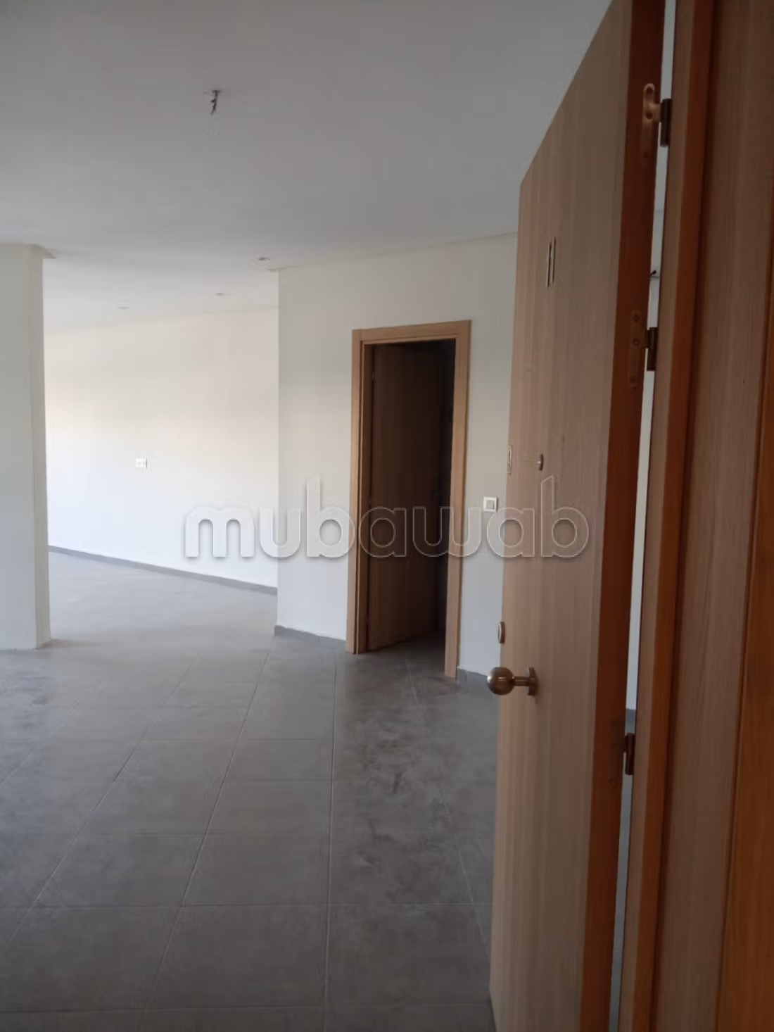 Location de bureaux à Nahda 1. Surface de 64 m². Fenêtres avec double vitrage et porte blindée
