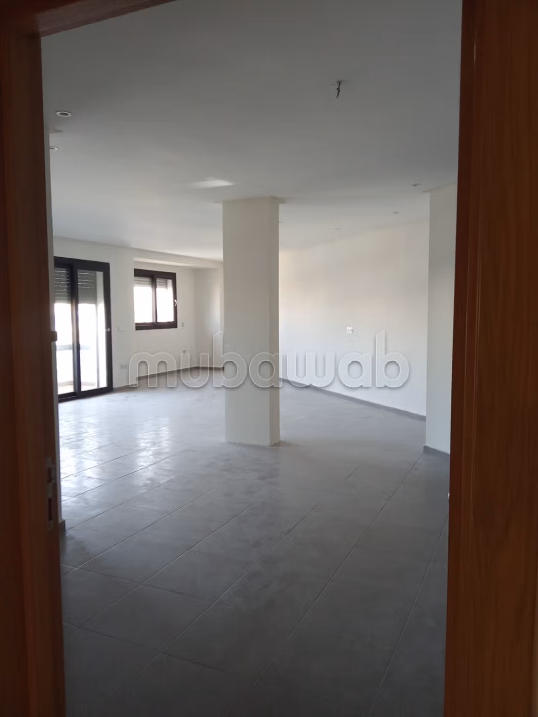 Location de bureaux à Nahda 1. Surface de 64 m². Fenêtres avec double vitrage et porte blindée