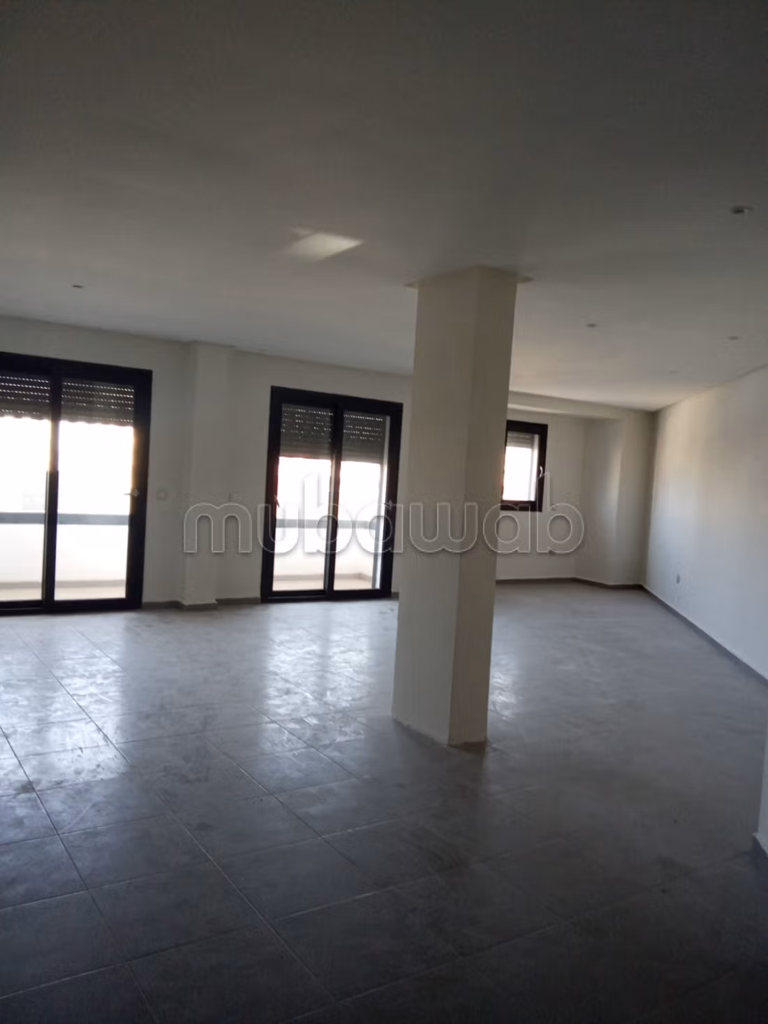 Location de bureaux à Nahda 1. Surface de 64 m². Fenêtres avec double vitrage et porte blindée