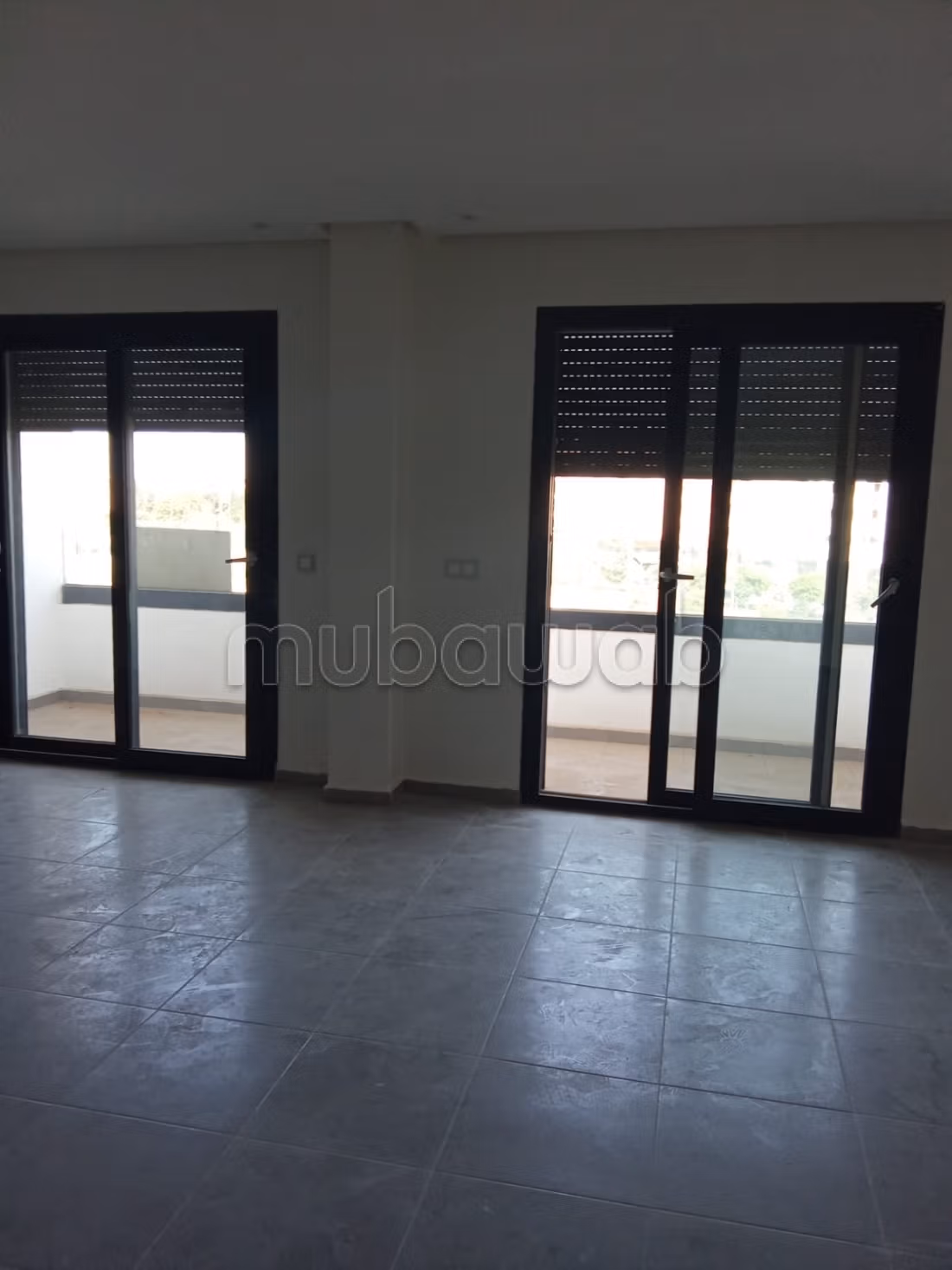 Location de bureaux à Nahda 1. Surface de 64 m². Fenêtres avec double vitrage et porte blindée