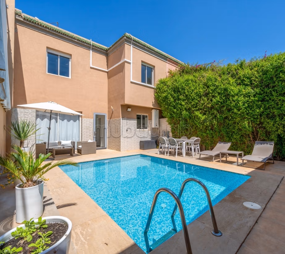 Villa con piscina privada sin vis a vis