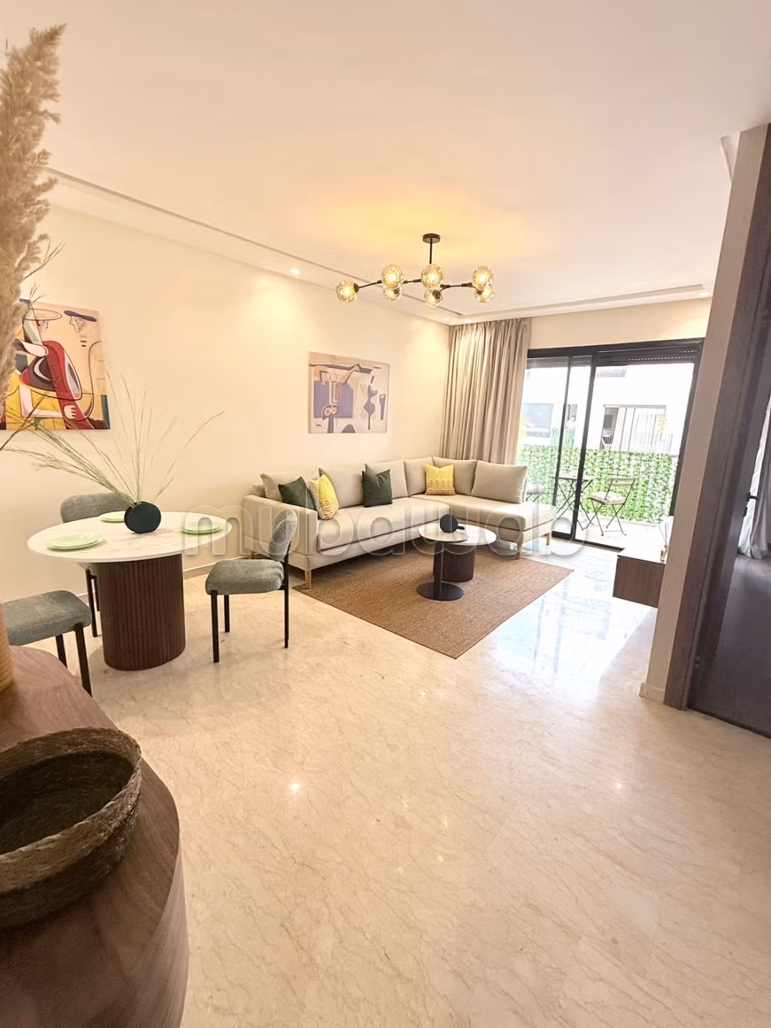 Superbo appartamento arredato in affitto a Bourgogne Ouest. Superficie di 54 m². Terrazza e ascensore