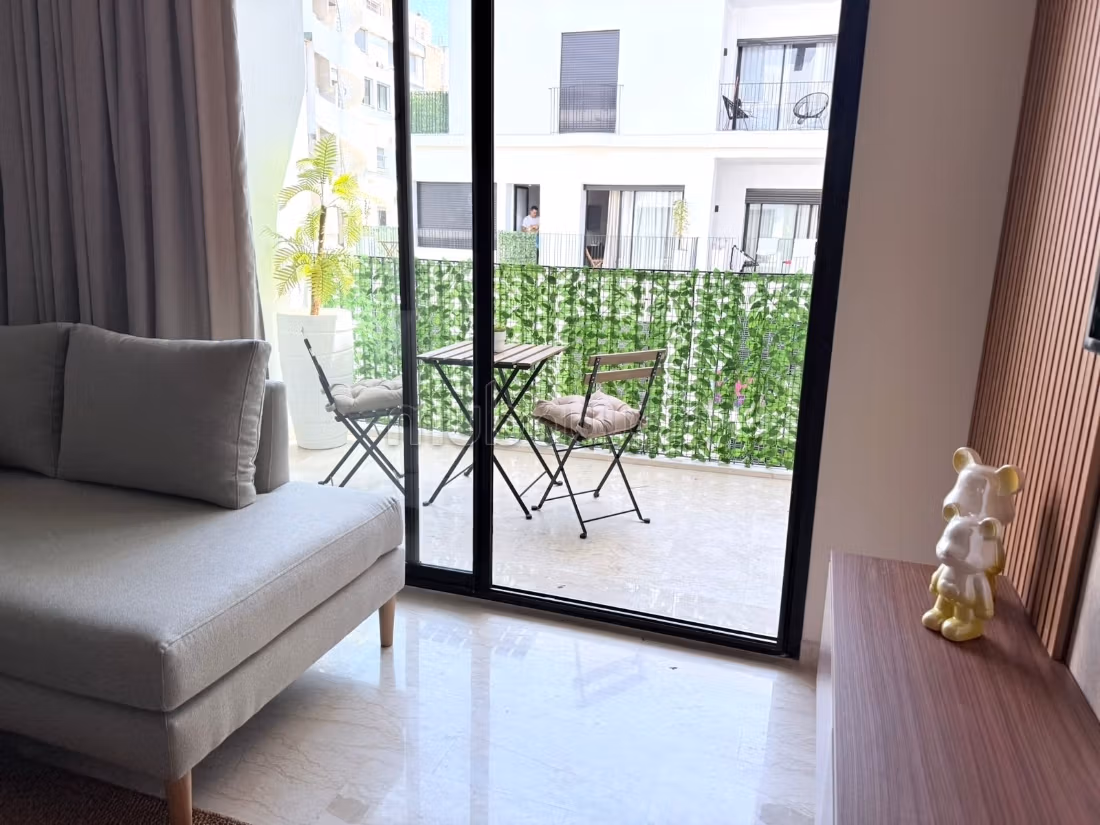 Superbo appartamento arredato in affitto a Bourgogne Ouest. Superficie di 54 m². Terrazza e ascensore