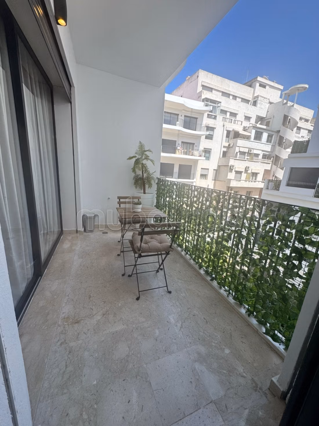 Superbo appartamento arredato in affitto a Bourgogne Ouest. Superficie di 54 m². Terrazza e ascensore