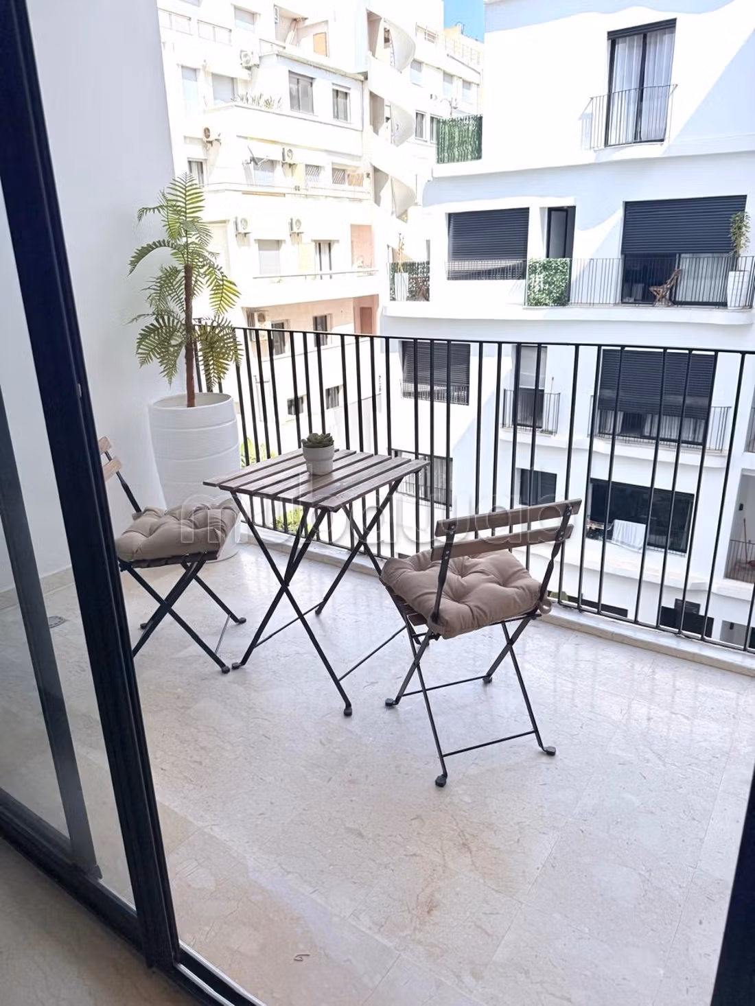 Superbo appartamento arredato in affitto a Bourgogne Ouest. Superficie di 54 m². Terrazza e ascensore