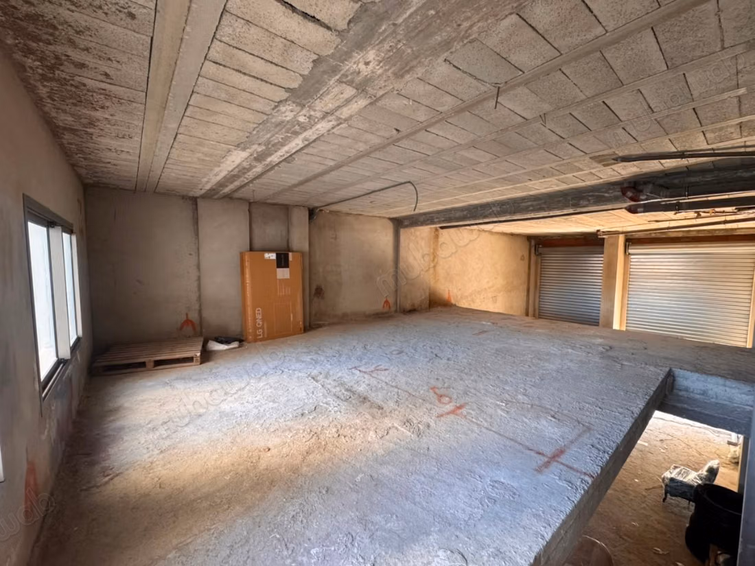 Local Commercial avec Mezzanine à Branes 2