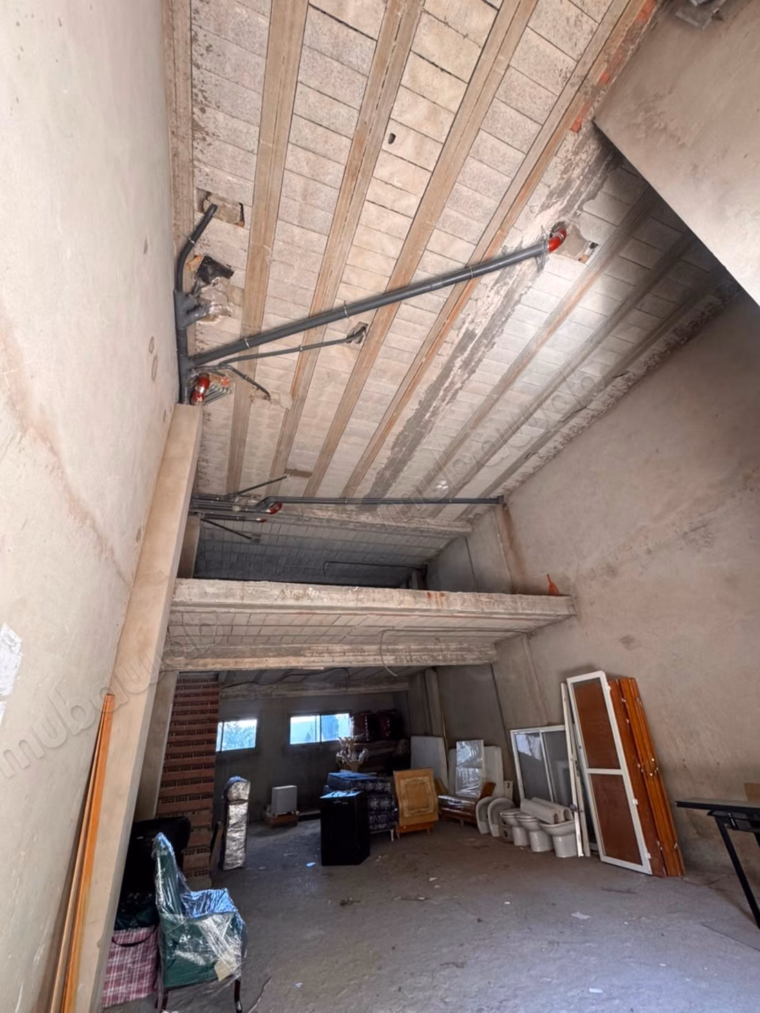 Local Commercial avec Mezzanine à Branes 2