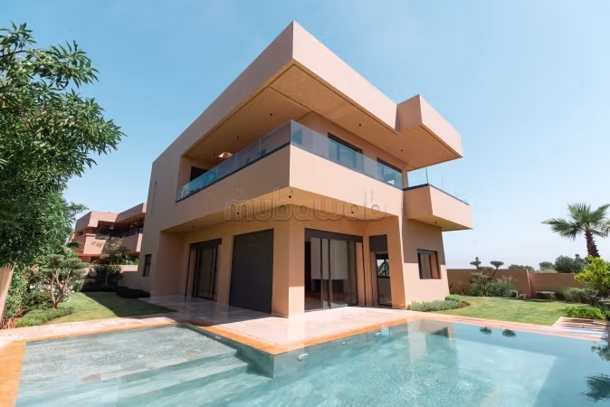Villa de 507 m2, nueva, dominio golfístico
