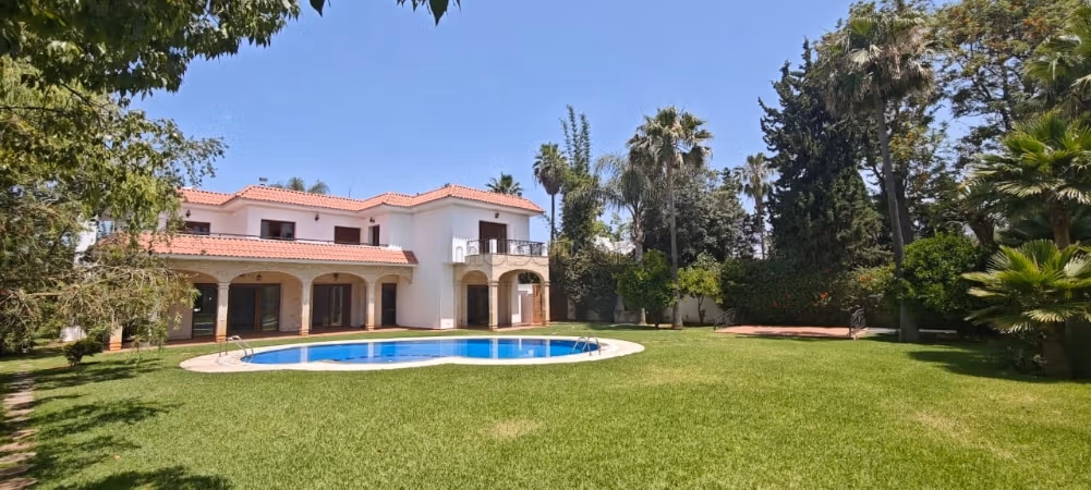 Villa a louer a souissi 
a rabat