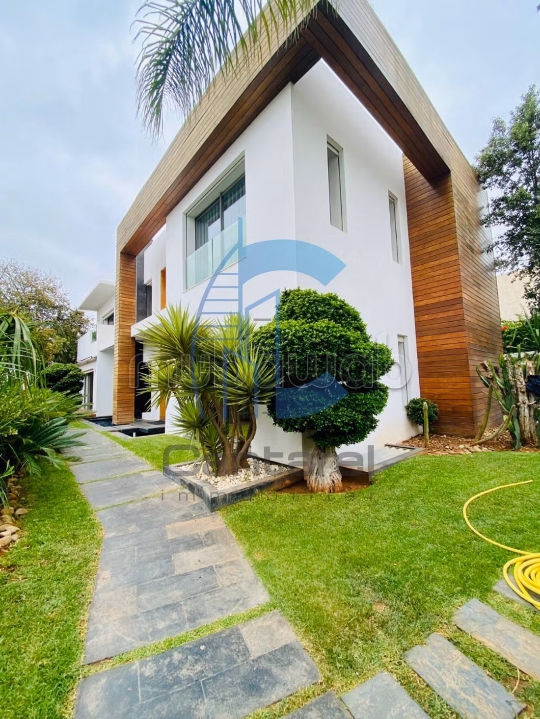 Villa de standing à la vente 
Quartier Oasis 
15 000 000 dhs
