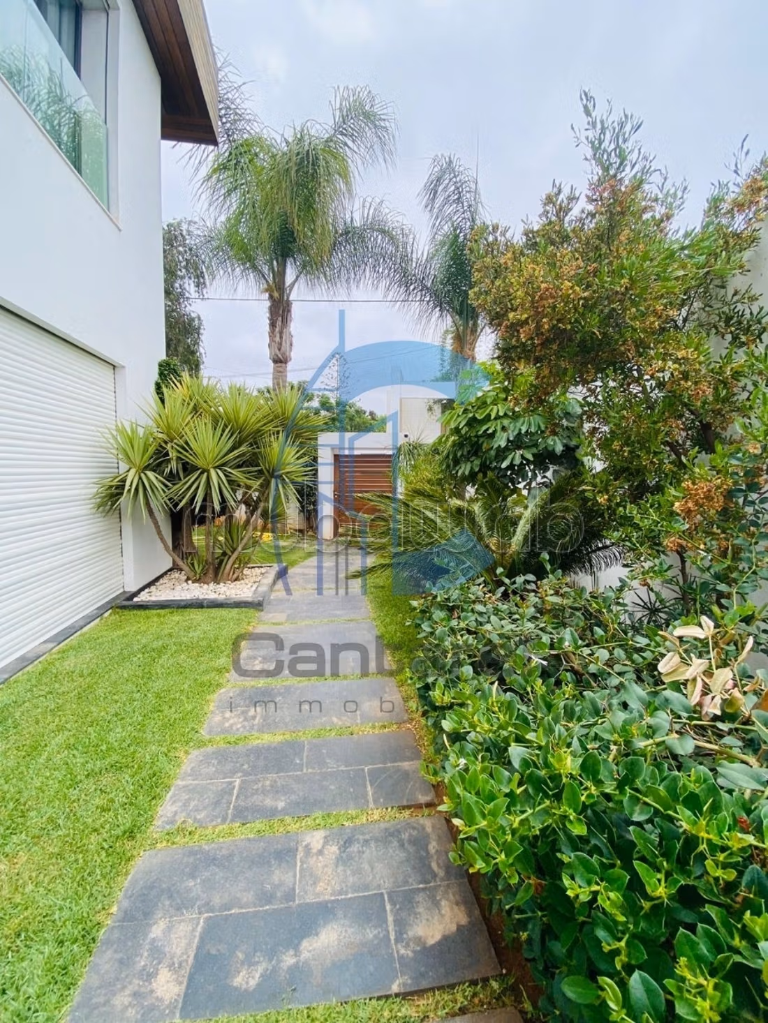 Villa de standing à la vente 
Quartier Oasis 
15 000 000 dhs